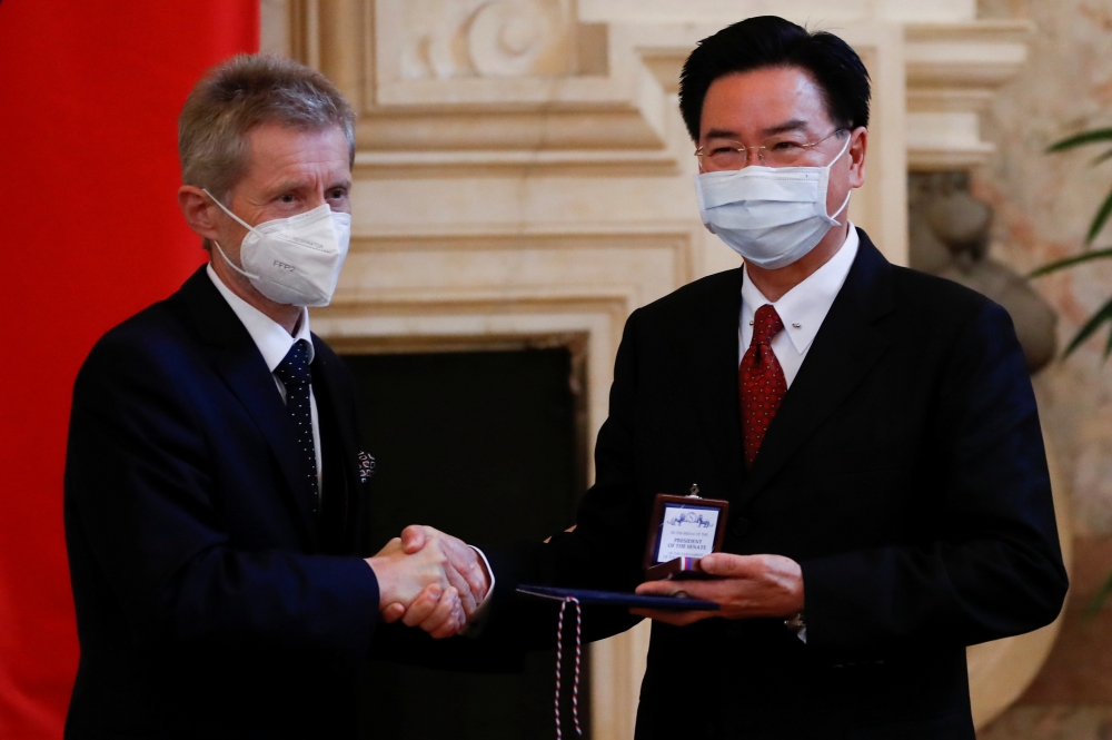 外交部長吳釗燮（右）27日訪問捷克參議院，受到議長維特齊（左）熱情接待。（湯森路透）
