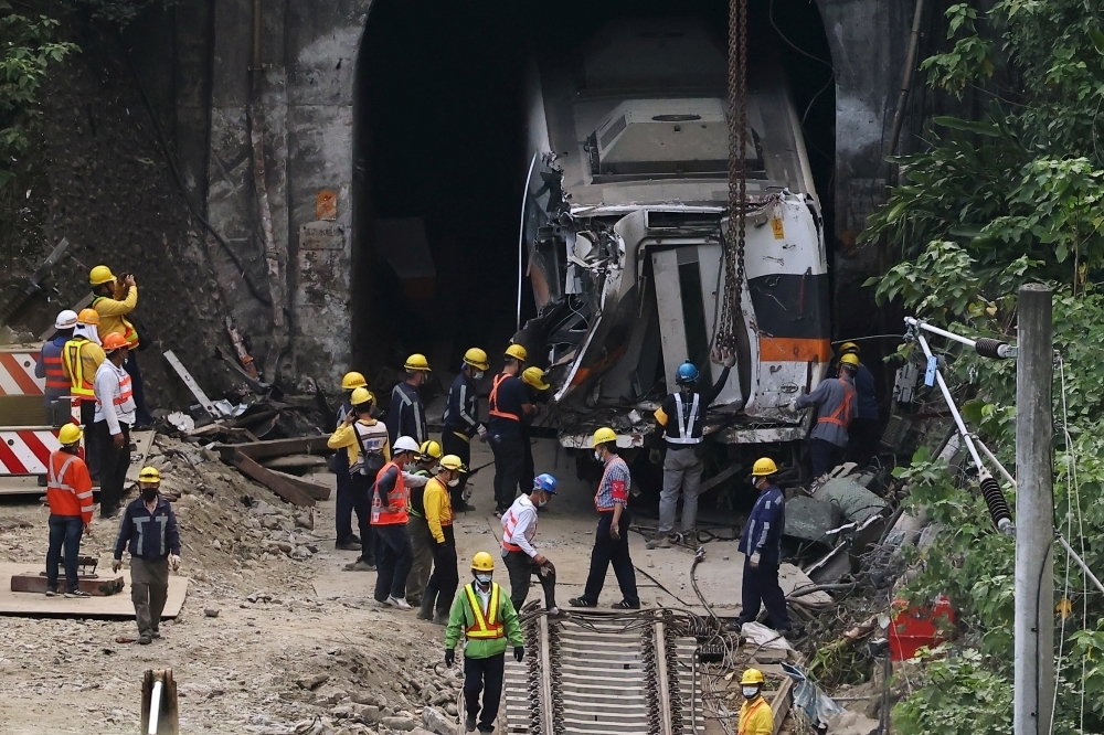 今年4月造成太魯閣重大傷亡事故的主嫌李義祥、華文好，29日遭裁定續押，當庭逮捕送看守所。（取自湯森路透）