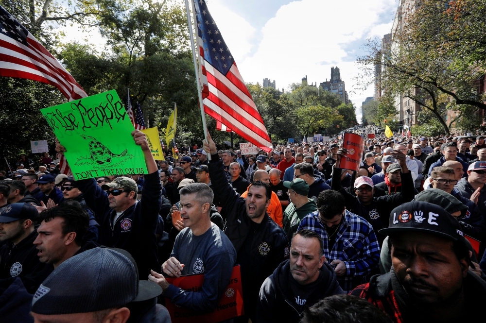 28日约市警消人员抗议纽约市强制接种政策。（汤森路透）(photo:UpMedia)