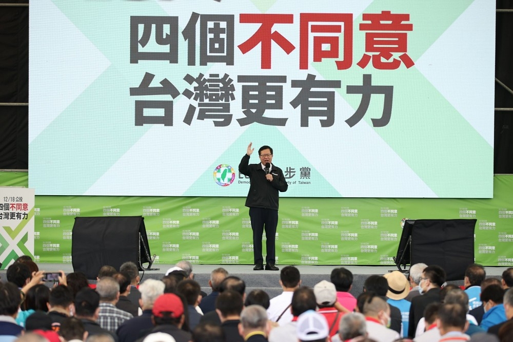 民進黨「4個不同意，台灣更有力」公投說明會第一場30日在桃園開講，桃園市長鄭文燦站台時說，「要重啟核四是來亂的。」（陳愷巨攝）