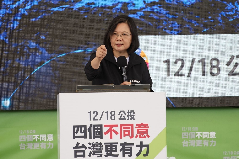 民進黨主席、總統蔡英文30日出席「4個不同意，台灣更有力」公投說明會時疾呼，不要讓國家的未來被政黨利益綁架。（陳愷巨攝）