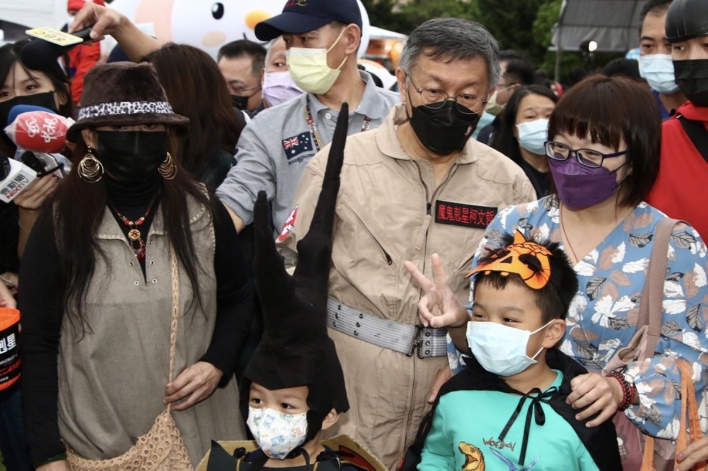 台北市長柯文哲30日樂觀預測，明年春節前疫情就會結束，可以不必戴口罩。（王侑聖攝）