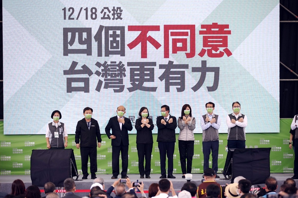 民進黨「4個不同意，台灣更有力」公投說明會堪稱是5月疫情後，集會人數最多的造勢，地方幹部直言，選民被刪Q成功嚇到了。（陳愷巨攝）