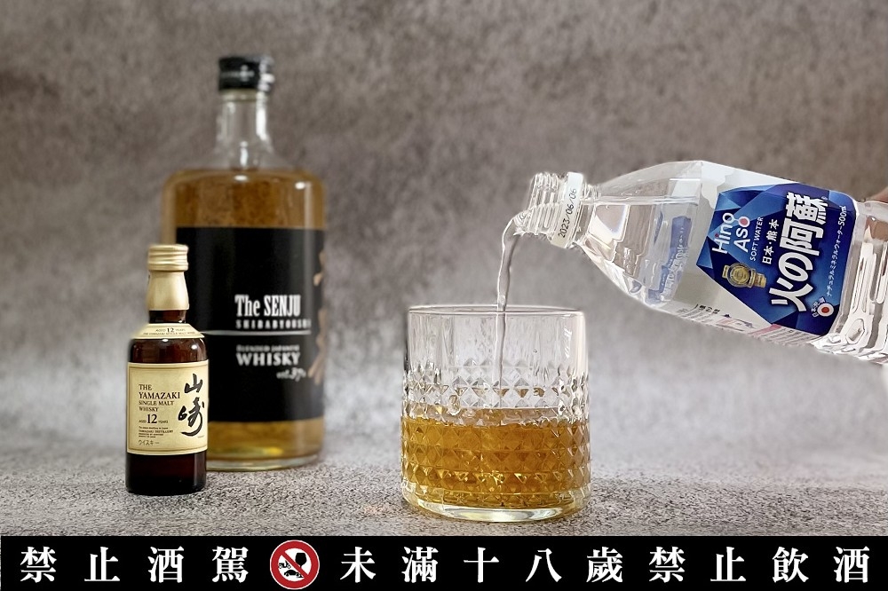 「HinoAso 優質天然礦泉水」PH 值為 7.6 弱鹼性軟水，口感輕柔甘甜，適度加入威士忌內能展開分子結構，更輕易地釋放出香氣。（洪卉琳攝）
