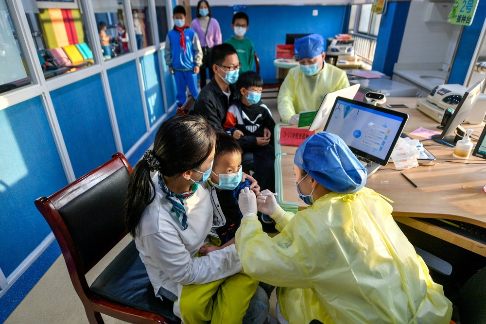 浙江省醫護人員替民眾接種疫苗。（湯森路透）