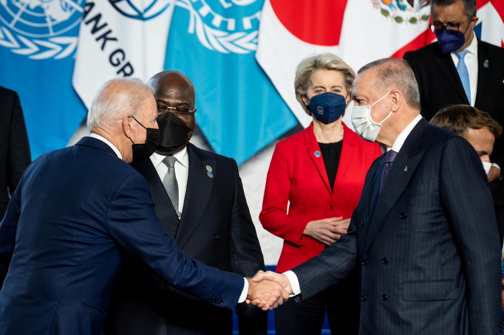 美國總統拜登（左）和土耳其總統埃爾多安（右）在G20峰會見面。（湯森路透）
