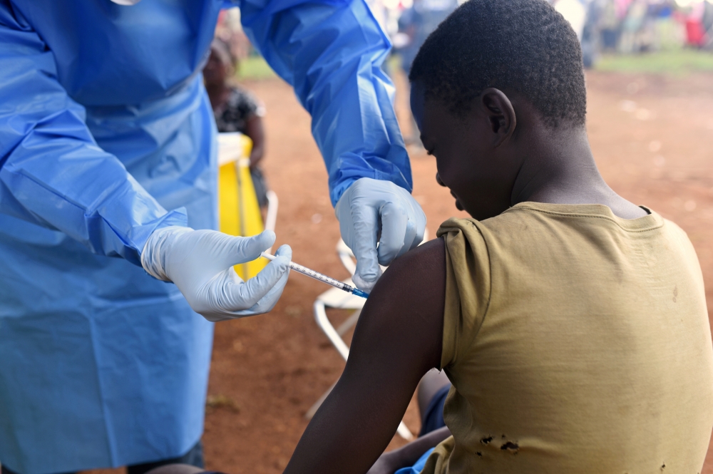 剛果當地衛生人員為當地民眾注射伊波拉病毒疫苗。（湯森路透）