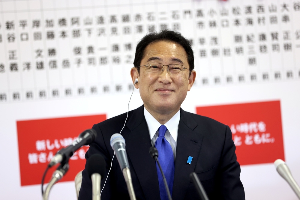 日本新任首相岸田文雄在自民黨總部進行開票唱名。（湯森路透）