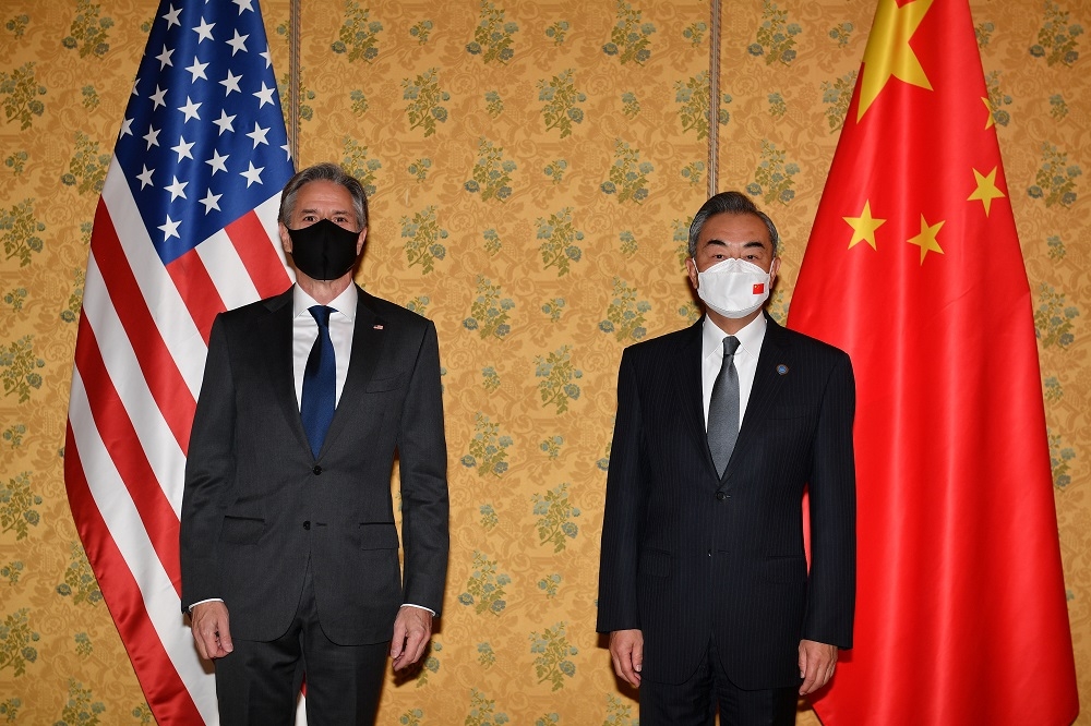 美國國務卿布林肯（左）與中國外交部長王毅（右）。