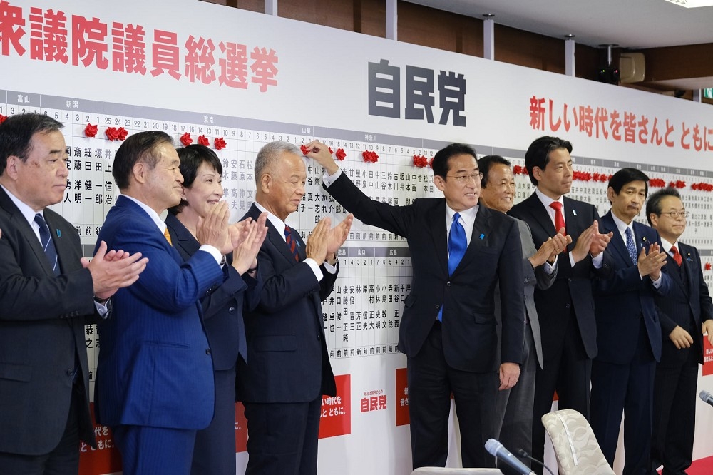 日本31日完成眾議院選舉，由首相岸田文雄（中）所領導的自民黨取得眾議院過半席次，外交部也發新聞稿祝賀。（擷自岸田文雄臉書）