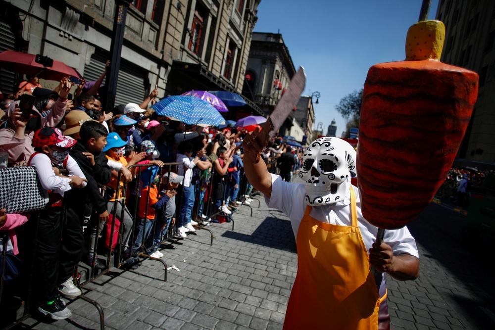 因新冠肺炎疫情停办一年，墨西哥再次盛大举行「亡灵节」游行。（汤森路透）(photo:UpMedia)