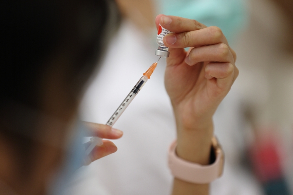 南投縣一名46歲男子7月打AZ疫苗第1劑產生不良反應，當時救回一命，但他堅持簽切結打第2劑，最終不幸身亡。（資料照片／陳愷巨攝）