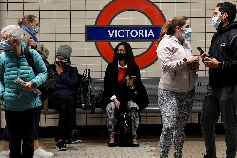 倫敦地鐵戴口罩的乘客。（湯森路透）