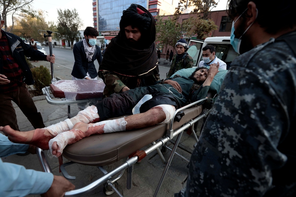喀布尔军医院外受伤的神学士安全部队成员。（汤森路透）(photo:UpMedia)