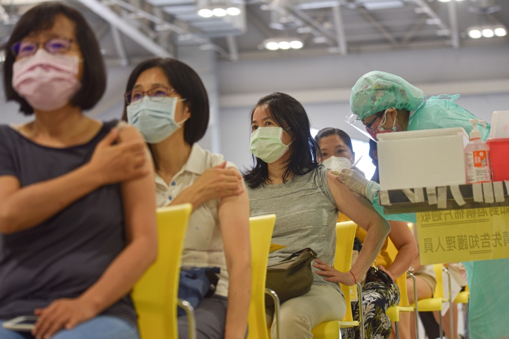 台北市11家醫院開設特別門診，提供「四類人」預約並可自行選擇疫苗接種。（資料照片／蔣銀珊攝）