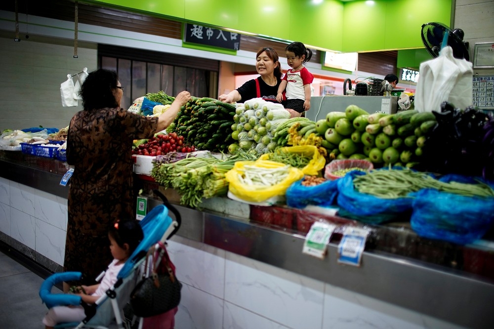 上海一處蔬菜攤販。（湯森路透）