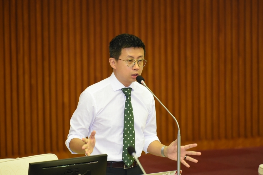 台北市議員「呱吉」邱威傑披露，有議員將重陽敬老金恢復案塞進市議會政黨協商中。（資料照片／蔣銀珊攝）