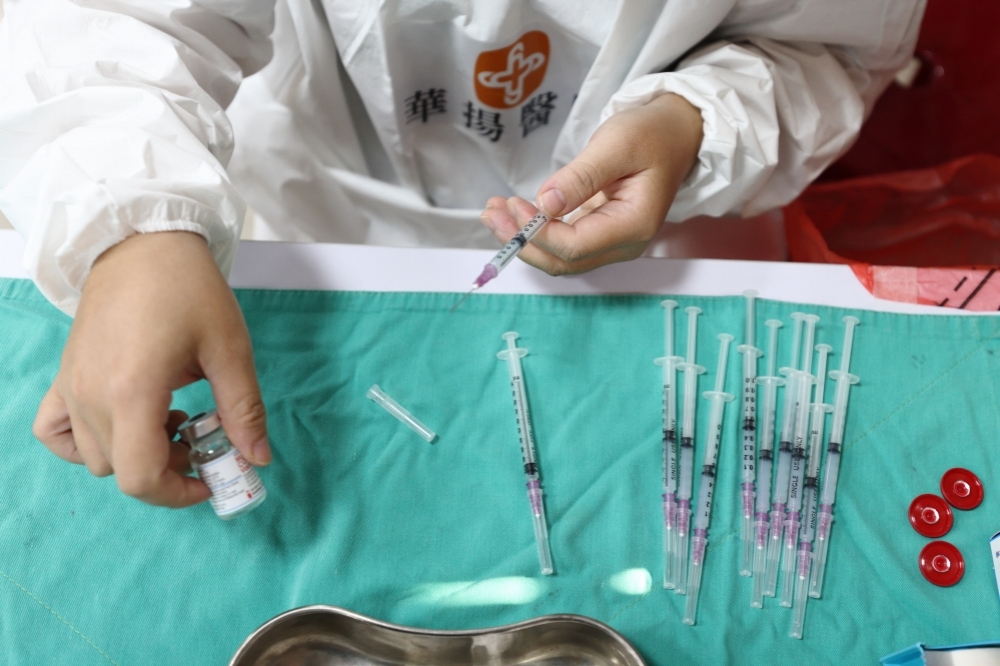 屏東縣上午東港鎮施打疫苗，施打莫德納（圖）疫苗第二劑長者，有88人錯打成AZ。（資料照片／陳愷巨攝）