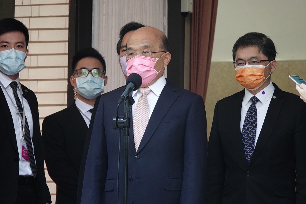 行政院長蘇貞昌（圖中）5日在立法院受訪，談及國民黨反萊豬的議題。（王侑聖攝）