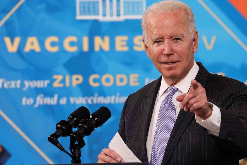 美國總統拜登強制要求，100人以上企業的雇主、員工須於2022年1月4日全面接種疫苗。（湯森路透）