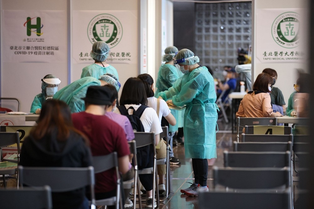 第13輪疫苗接種已在5日開打，但打氣不佳。圖為台北市政大樓中庭疫苗施打站。（資料照片／陳愷巨攝）