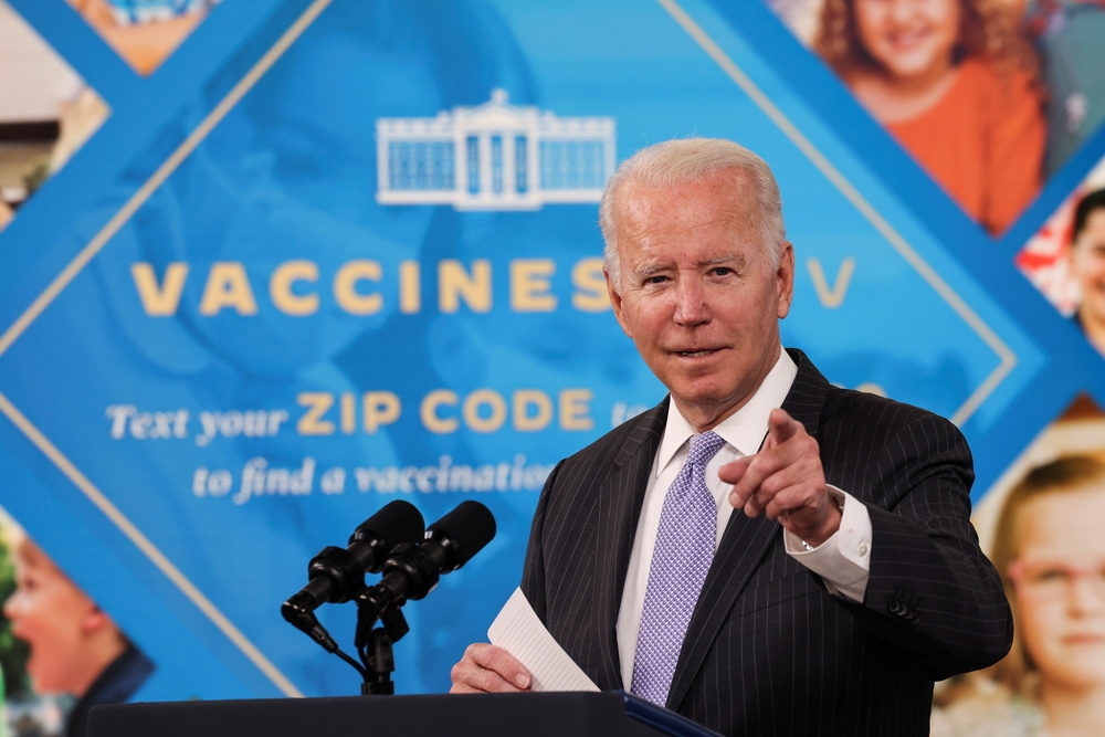 美国总统拜登下令、要中大型企业员工完成疫苗接种，或是每週进行集体检测。（汤森路透）(photo:UpMedia)