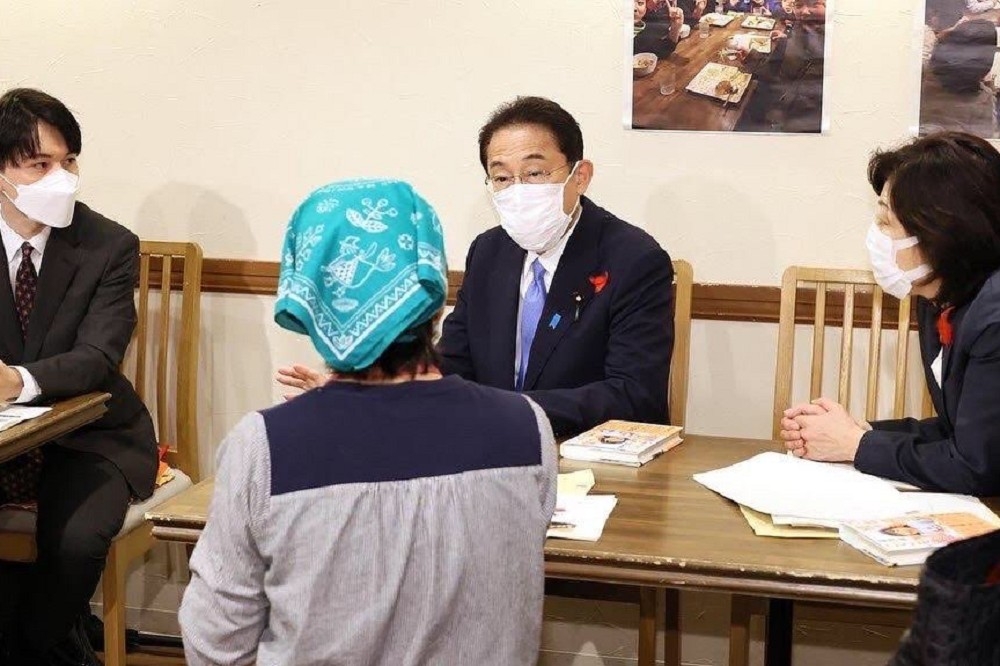 日本首相岸田文雄與民眾進行圍坐對談。（湯森路透）
