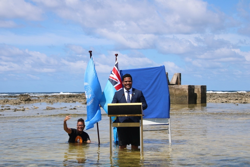 吐瓦魯外交部長柯飛在首都海岸上，向聯合國氣候大會發言演說。（湯森路透）