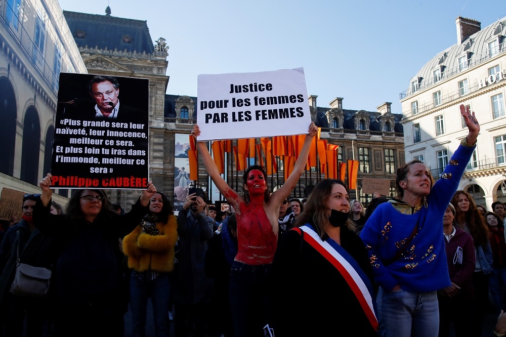 法國女性主義社運人士在首都巴黎示威抗議。（湯森路透）