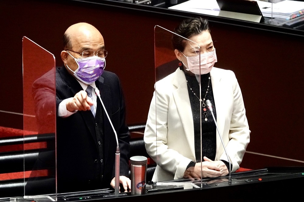行政院長蘇貞昌（左）與經濟部長王美花，9日在立法院答詢核四相關議題。（王侑聖攝）