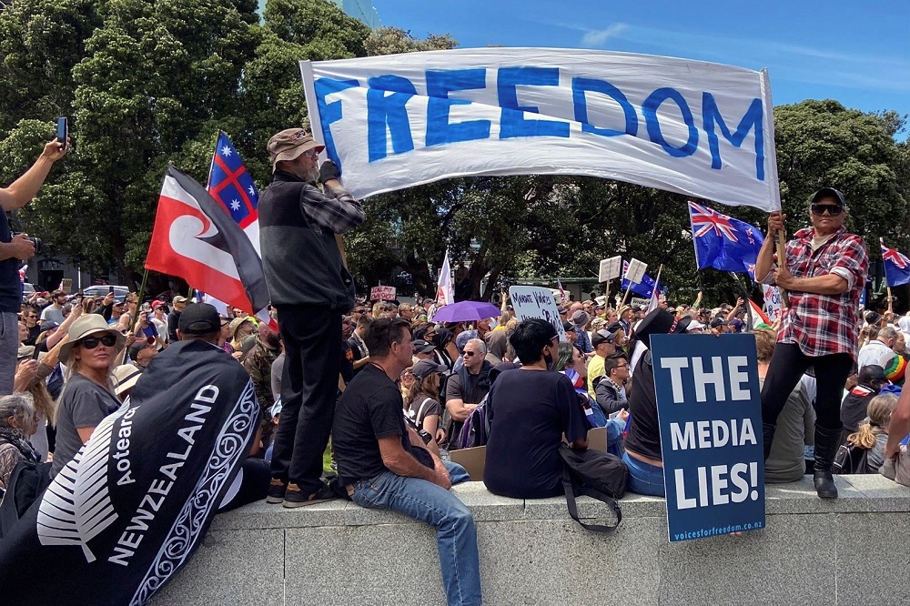 紐西蘭民眾抗議強制打疫苗、封城。（湯森路透）