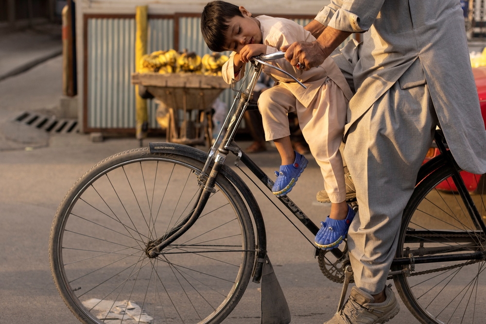 男孩在脚踏车上安祥入睡。（汤森路透）(photo:UpMedia)