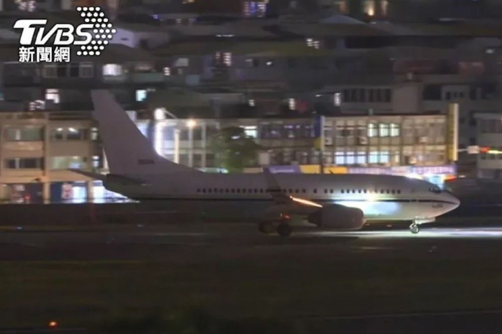 9日晚间，一架载着6位美国联邦参、众议员的军机抵台。（图片撷取自TVBS新闻网）(photo:UpMedia)