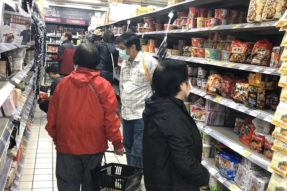 泡麵一向受消費者歡迎，超市貨架上有時還會缺貨，現在部分泡麵漲價了。（資料照片／王侑聖攝）