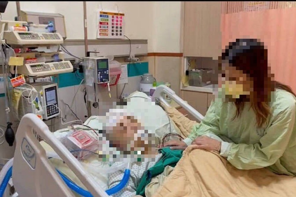 宋母在醫院守在兒子的病床旁，祈禱兒子趕快好起來。（民眾提供）
