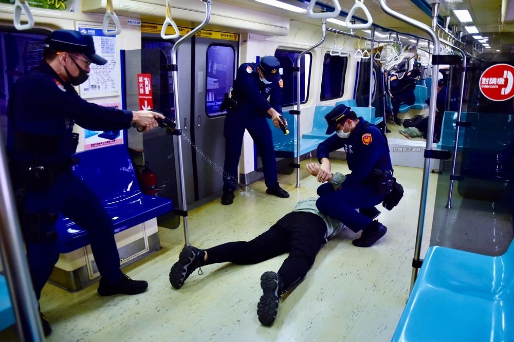 台北市警察局與北捷10日舉辦電車隨機殺人案模擬演練，透過演練訓練員警的應變能力以及處理流程。（擷自臺北波麗士臉書）