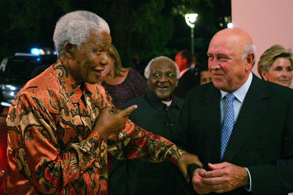 南非最後一任白人總統戴克拉克（右）與曼德拉（左）握手致意。（湯森路透）
