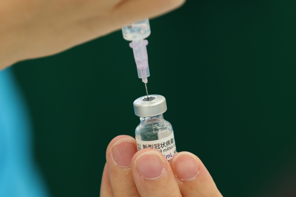 第12批BNT疫苗抵台，檢驗封緘完成後，將由指揮中心發配予民眾施打。（資料照片／陳愷巨攝）