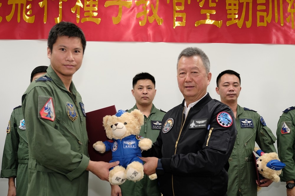 漢翔董事長胡開宏（右）頒發結訓證書給培訓完成的飛行員。（漢翔提供）