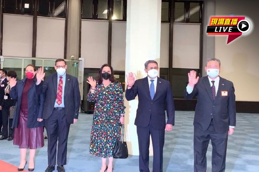 宏都拉斯總統葉南德茲伉儷訪問團12日晚上抵達桃機。（中央社提供）