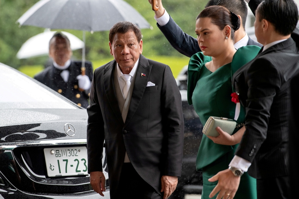 菲律賓總統杜特蒂（左）與女兒莎拉（綠色禮服），出席日本新天皇登基大典。（湯森路透）