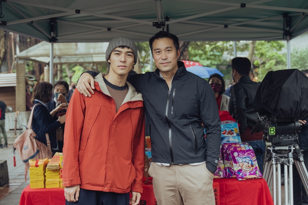 張孝全（右）、陳昊森合演的犯罪懸疑新片《操作》日昨開鏡，預計在2022年下半年上映。（威視提供）
