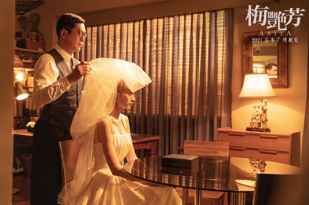 電影《梅艷芳》由新人王丹妮飾演梅艷芳，古天樂飾演梅艷芳的造型師與摯友。（取自劇照）
