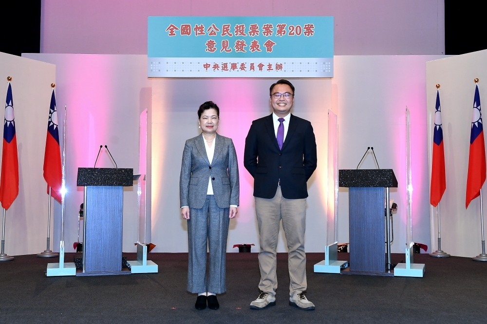經濟部長王美花（左）擔任反方代表，與正方代表陳憲政律師針對「珍愛藻礁」公投案在電視說明會上發表意見。（中選會提供）