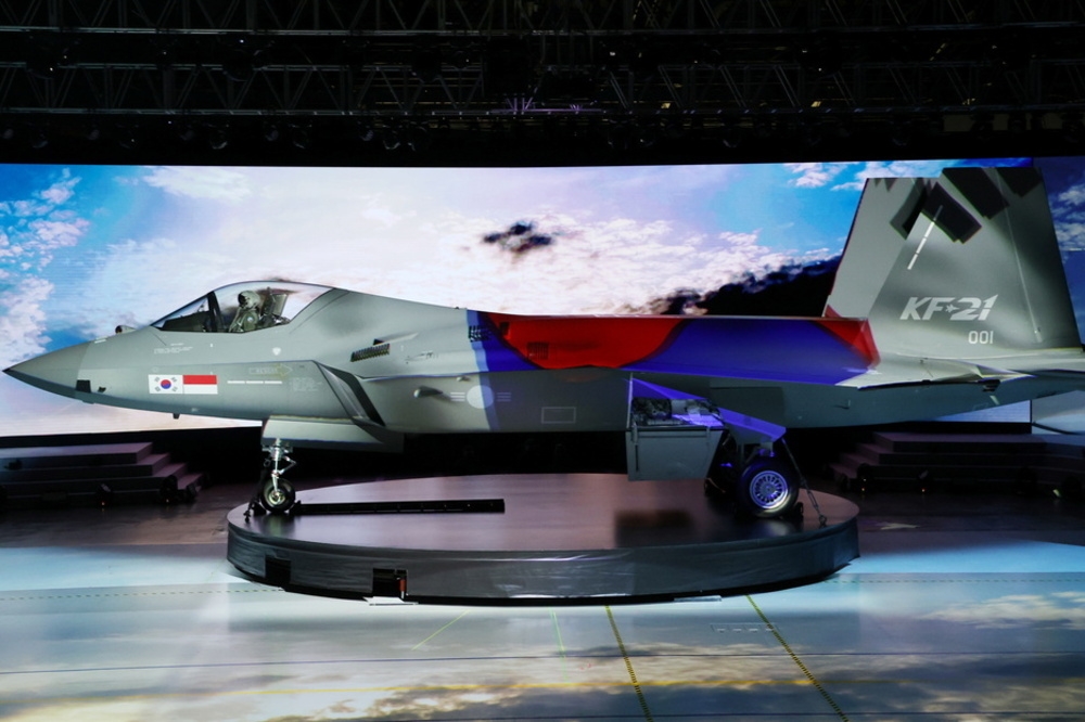 南韓航太對外展示KF-X第一架原型機，命名為F-21「獵鷹」。（湯森路透）