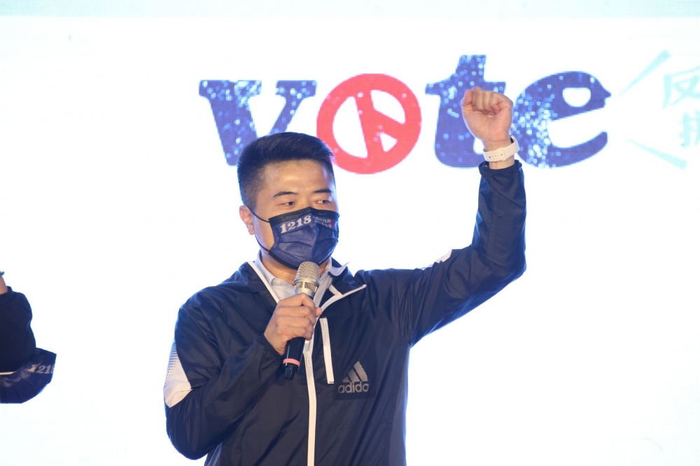國民黨14日在台中市舉辦首場全國巡迴宣講活動，宣布參戰中二選區的前立委顏寬恒也現身演說。（陳愷巨攝）