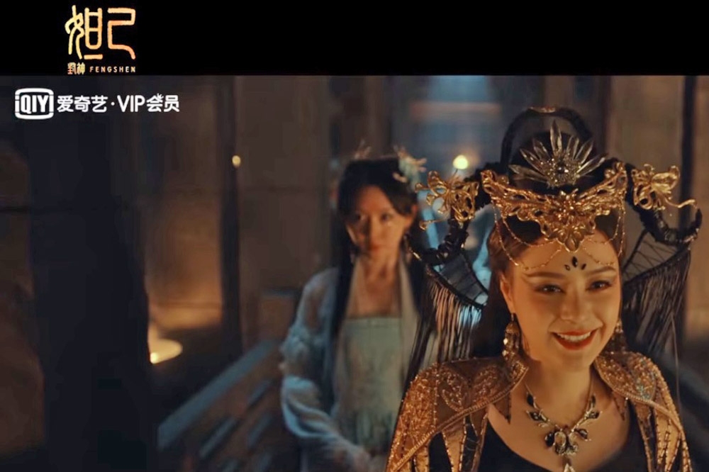香港女星阿嬌（右）在中國網路電影新作《封神：妲己》演出「一代妖妃」蘇妲己。（翻攝自愛奇藝微博《封神：妲己》預告）