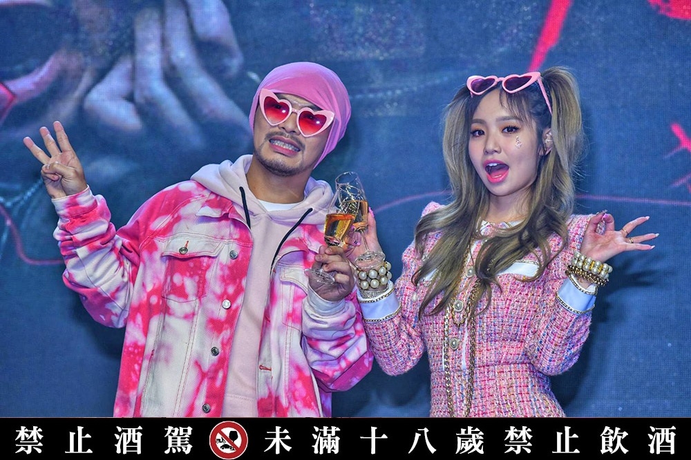 大馬歌手黃明志（左）與陳芳語合作新歌〈玻璃心〉，在YouTube突破3000萬點閱，他今天新專輯《鬼才做音樂》記者會邀她出席，兩人穿著〈玻璃心〉打歌服。（楊約翰攝）