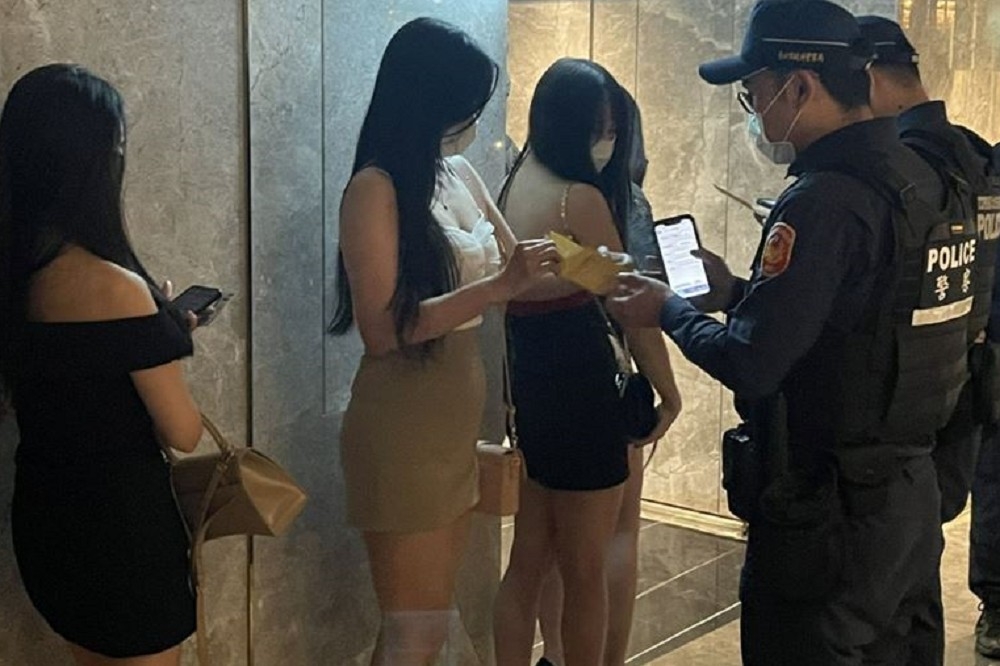 台北市警方臨檢有陪侍的服務業，一一檢視酒店小姐是否有接種疫苗的小黃卡。（警方提供）