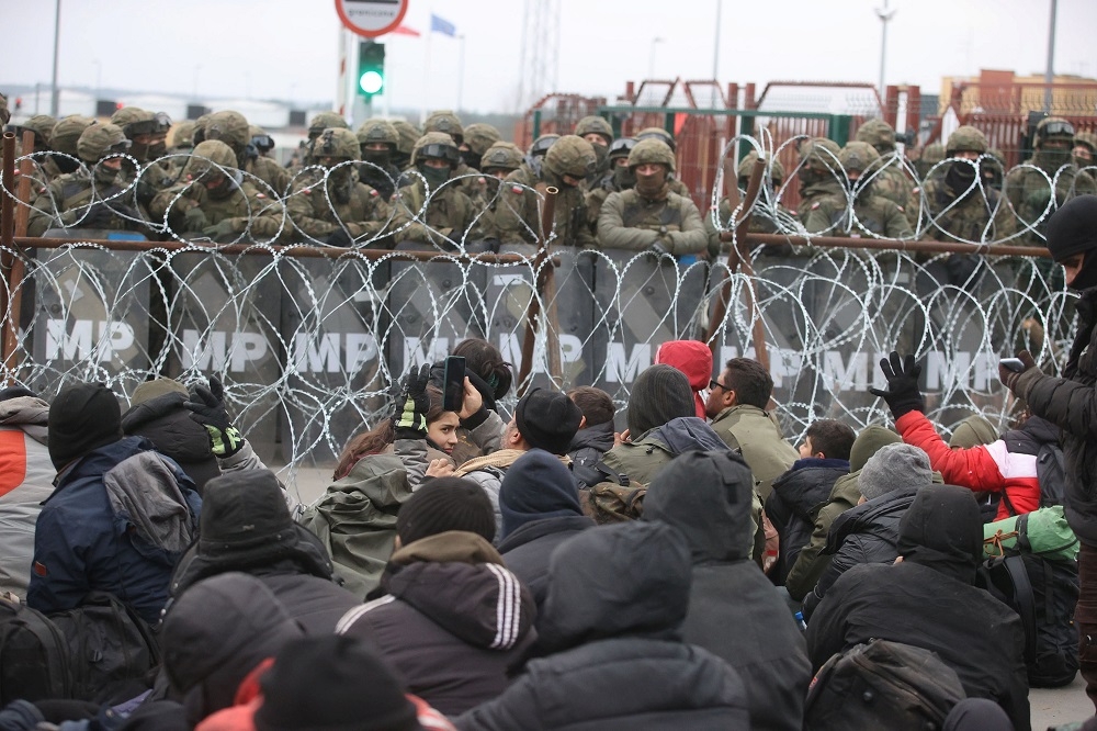 難民和波蘭軍人持續對峙。（湯森路透）
